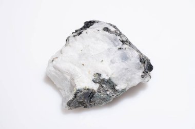 Beyaz Arkaplanda Siyah Matriks olan Çiğ Ay Taşı Kristali Numunesi.