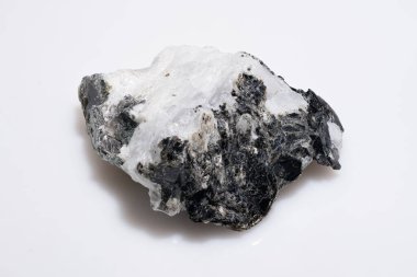 Ham Ay taşı Mineral Örnekleri Beyaz Arkaplanda Siyah Sonuçlar İzole Edilmiş.