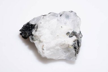 Siyah Tourmaline Sonuçları ile Doğal Sert Ay Taşı Madeni, Beyaz Arkaplanda İzole edilmiş Beyaz Gemi Taşı Numunesi.
