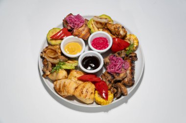 Beyaz Seramik Tabakta Soslu Izgara Et ve Sebze Tabağı.