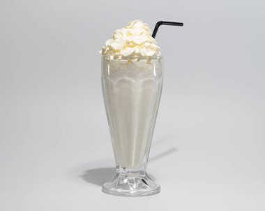 Sütlü ve samanlı vanilyalı milkshake..