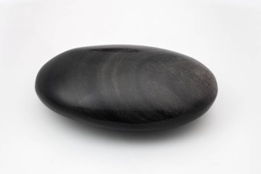 Beyaz arka planda dönen gri desenli cilalı kar obsidiyen çakıl taşı..