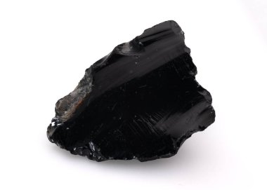 Pürüzsüz siyah obsidyen kaya, parlak yüzeyi ve beyaz arka planda iç dokusu var..