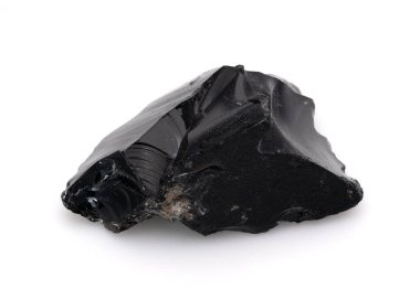 Beyaz arka planda izole siyah obsidyen kaya, keskin kenarları ve yansıtıcı yüzeyi olan volkanik cam.