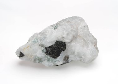 Parlak doğal ay taşı, latif mavi parıltı ve büyüleyici iç parıltı ile pohpohlama sergiliyor, koyu bir arka planda..