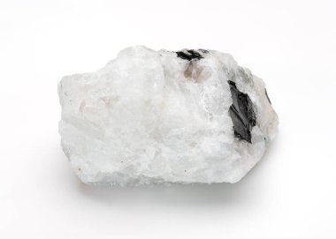 Cilalanmış oval ay taşı kamarası yumuşak mavi bir yaldızlılık ve karanlık bir arkaplan üzerine kurulu ince iç eklentiler sergiliyor..