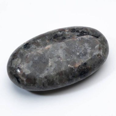 Cilalanmış Yooperlite Taşı Çarpıcı Mavi Schiller Efekti, Beyaz Arkaplan 'da nadir bulunan Michigan Gemstone, Mineral Numune, Çakıl, Yumuşak Doku.