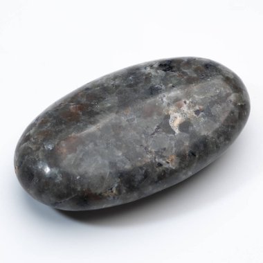 Cilalanmış Yooperlite Taşı: Yanardöner mavi ışıklı büyüleyici koyu gri bir çakıl taşı, Michigans Gölü Superior bölgesinin benzersiz feldspar mineral oluşumunu gösteriyor.