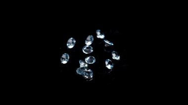 Siyah Yüzeyde Dağıtılmış Açık Mavi Kristaller: Gemstone Yansımalarının Sabit Yakın Çekim İncelemesi