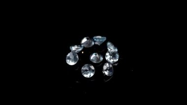 Karanlık Yüzeyde Işıldayan Mavi Elmaslar: Işık Kırılması ve Gemstone Düzenlemesi Hakkında Yakın Çekim Çalışması