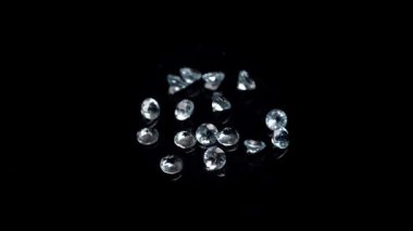 Siyah Yüzeyde Dağılmış Elmaslar: Karanlık Durgun Hayat Fotoğraflarında Yavaş Bir Işık ve Yansıma Çalışması