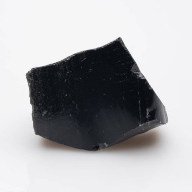 Volkanik Cam Parçası: Karanlık, Parlak bir Yüzey ve Açısal Kırık Sergilenen Bir Çiğ Obsidian Parçası - Jeoloji Çalışmaları İçin Doğal Kaya Biçimi.