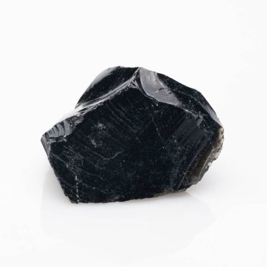 Çarpıcı, doğal siyah obsidiyen kayanın parlak, cam gibi bir yüzeyi keskin kenarları ve çatlak bir dokusu olan koyu tonu ışığı yansıtan, volkanik kökenini gösteren bir parçası..