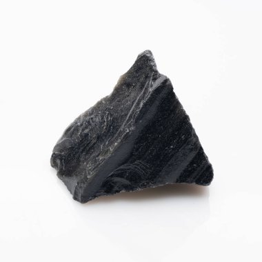 Beyaz Arkaplanda Ham Obsidian Kaya Numunesi: Stüdyo Işıklandırmasında Yansıtıcı Yüzey ve Sert Dokuma ile Karanlık Volkanik Cam Biçimi.