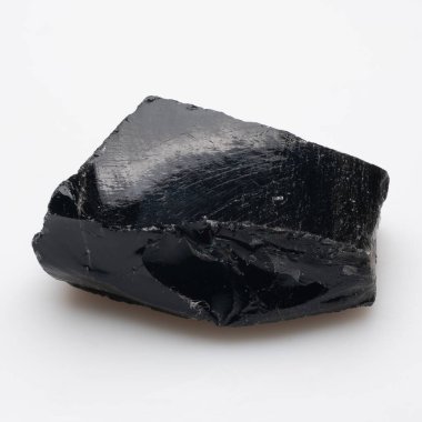 Sade bir arka planda yansıtıcı parıltı ve siyah renk gösteren, ince çizgilerle kabataslak, çatlak bir yüzeye sahip ham, karanlık ve parlak bir obsidyen..