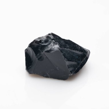Ham, karanlık, parlak siyah obsidyen kaya parçası. İç akış desenleri ve ince gri kaplamaları var. Parlak beyaz bir arkaplanda parlak ve keskin kenarları var..