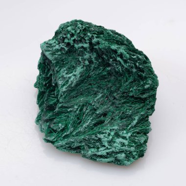 Çarpıcı, cilalanmamış, parlak, koyu yeşil renkli, lifli, katmanlı doğal formasyonlar ve ton çeşitliliğine sahip bir kaya örneği, büyüleyici bir mineral örneği yaratıyor.