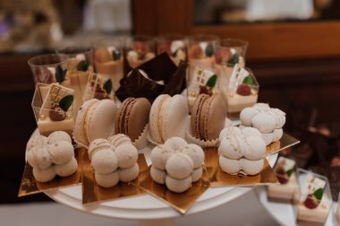 Makarnalar, Mini Pastalar ve Tatlılar ile Zarif Tatlı Gösterimi Şık Etkinlik, Kahverengi ve Beyaz Palet, Güzel Pasta Seçimi.