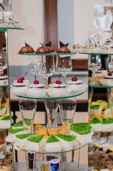 Minyatür Kekler, Pastalar ve Şampanyalı Şampanyalı Şampanyalarla Süslü Bir Etkinlikte Zarif Tatlı Gösterimi.
