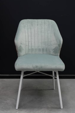 Güzel döşenmiş nane yeşili, parlak metal bacaklı kadife bir yemek sandalyesi modern evler, restoranlar veya kafeler için ideal çağdaş bir oturma çözümü sunar.