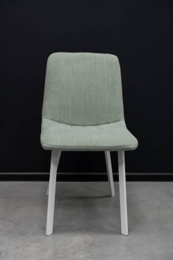 Gri Beton Zeminde Beyaz Metal Bacaklı Modern Nane Yeşili Yemek Koltuğu Dikey Kanal Tuft Minimalist Mobilya Mobilyalı Koltuğu.