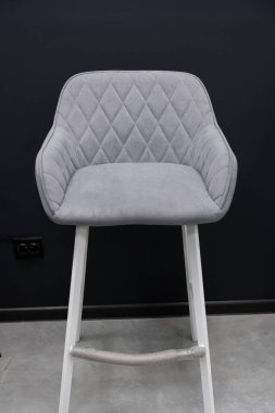 Bu görüntüde parlak, parlak gri kadife bar taburesi, elmas işlemeli detaylar ve çağdaş mutfak tezgahı için tasarlanmış beyaz tahta bacaklar var.