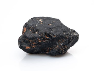 Yakın çekim bir stüdyo çekiminde saf beyaz arka planda izole edilmiş koyu siyah bir turmalin kristali eşsiz mineral yapısı ve mücevher yapma potansiyelini gözler önüne serer.