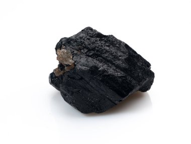 Bu resim pürüzsüz, siyah bir turmalin kristal örneğini gösteriyor, belirgin bir şekilde beyaz bir arkaplanda izole edilmiş, doğal oluşumlarını ayrıntılı bir şekilde gösteriyor.