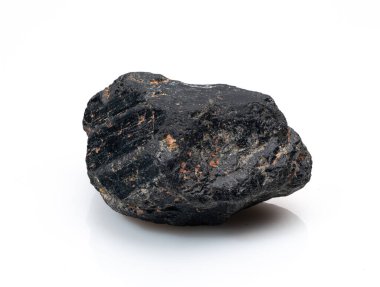 Sert, siyah bir turmalin kristal kaya numunesi belirgin bir şekilde beyaz bir zemin üzerinde sergileniyor, eşsiz kaba dokusunu ve ince altın beneklerini sergiliyor.