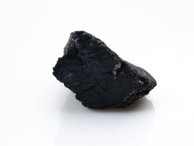 Bu yakın plan, pürüzlü, işlenmemiş siyah bir turmalin kristali, karmaşık doğal çatlakları ve mat dokusu olan büyüleyici bir jeolojik örnek içeriyor.