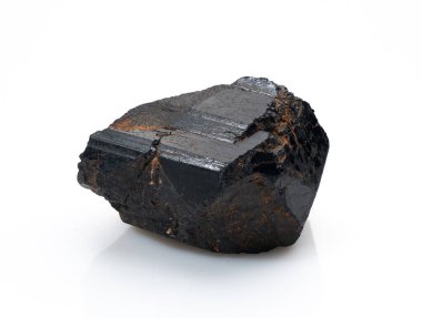 Kaba, cilalanmamış bir siyah turmalin kristali, doğal çizgili dokusunu ve büyüleyici koyu tonunu gözler önüne serer.