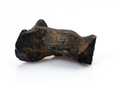 Bu resim kaba, cilalanmamış siyah bir schorl turmalin kristal örneğini sergiliyor, koyu, dokulu bir yüzey sergiliyor ve doğal jeolojik güzelliği somutlaştırıyor.