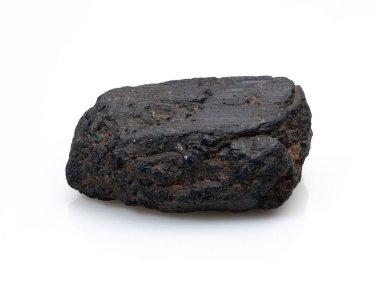 Bu resim pürüzsüz, pürüzsüz siyah bir turmalin kristalini gösteriyor belirgin çizgilerle, beyaz bir zemine karşı sunuluyor. Mineralleri, jeolojiyi, kristalleri veya ruhsal refah kavramlarını resmetmek için uygundur.