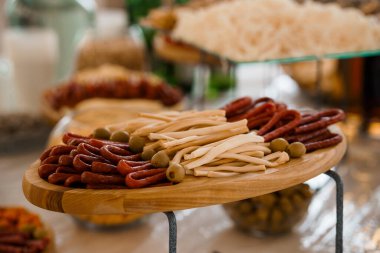 Canlı, yakın çekim bir sergi güzel düzenlenmiş şarküteri panosu ile doldurulmuş et, peynir çubukları, zeytin ve çıtır ekmek, partiler için mükemmel.