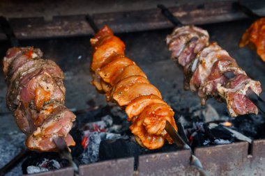 İştah açıcı kuzu kebabı sıcak közler, canlı kırmızı baharatlar ve rustik ızgara dokusu sergilenir, aşçılık, barbekü ve yemek fotoğrafçılığı için mükemmeldir.