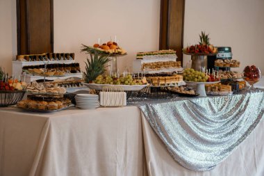 Bol miktarda hamur işi, meyve tabağı ve abur cuburun gümüş ışıltılı uzun bir masada sergilendiği bir tatlı ziyafeti. Düğünler, partiler ya da yemek organizasyonları için ideal