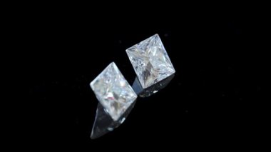 Işıldayan Prenses, Siyah Yansıtıcı Yüzeyde Dönen Elmasları, Gemstone Mücevherat Yakından, Minimalist Ürün Gösterisi