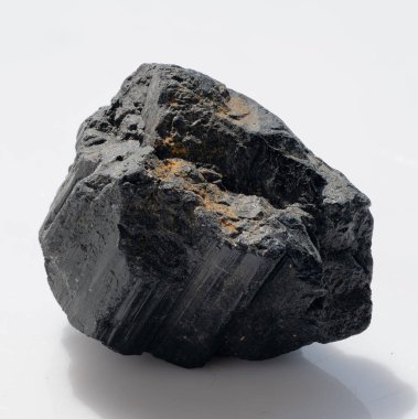 Kaba, siyah bir turmalin kristal kümesinin yakın plan görüntüsü eşsiz doğal formunu, zengin koyu rengini ve parlak altın kaplamalarını sergiliyor. İyileştirme ve meditasyon için ideal.