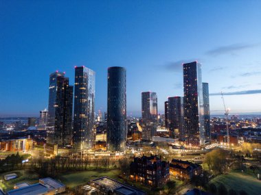 Deansgate Meydanı, Manchester UK Havalimanı güneş doğmadan hemen önce mavi bölgede. Deansgate Meydanı Güney Kulesi, Trinity Adaları Binası D2, Deansgate Meydanı Doğu Kulesi, Three60, The Blade, Elizabeth Tower,