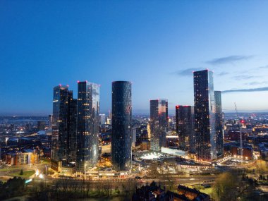 Deansgate Meydanı, Manchester UK Havalimanı güneş doğmadan hemen önce mavi bölgede. Deansgate Meydanı Güney Kulesi, Trinity Adaları Binası D2, Deansgate Meydanı Doğu Kulesi, Three60, The Blade, Elizabeth Tower,