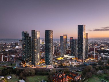 Deansgate Meydanı, Manchester UK Havalimanı güneş doğmadan hemen önce mavi bölgede. Deansgate Meydanı Güney Kulesi, Trinity Adaları Binası D2, Deansgate Meydanı Doğu Kulesi, Three60, The Blade, Elizabeth Tower,
