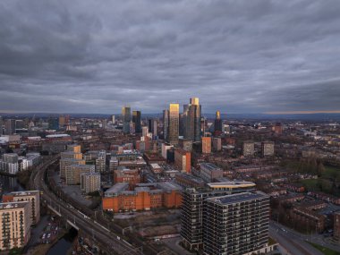 Deansgate Meydanı 'nın bulutlu gökyüzü altında yer aldığı Manchester siluetini gösteren nefes kesici bir hava manzarası kent mimarisinin, yeniliğin ve çevresindeki mahallelerin uyumunu gözler önüne seriyor..