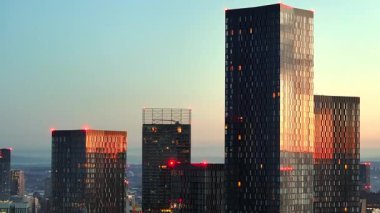 Manchester, İngiltere 'deki Deansgate Meydanı' nda Günbatımı