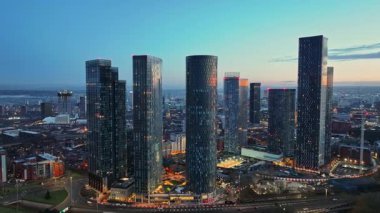 Deansgate Meydanı 'nın ve Manchester Skyline' ın alacakaranlıktaki hava görüntüsü