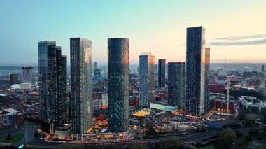 Manchester City: Sunset 'teki Deansgate Meydanı Gökdelenlerinin Hava Görüntüsü