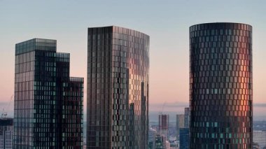 Sunset 'teki Deansgate Meydanı Kuleleri: Manchester, İngiltere' deki Modern Mimarlık