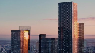 Sunset 'teki Deansgate Meydanı Kuleleri: Manchester Skyline' da Altın Yansıma