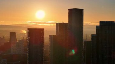 Manchester, İngiltere 'deki Deansgate Meydanı' nda Altın Gün Doğumu