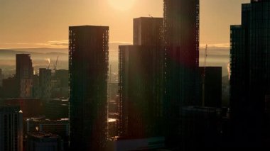 Manchester Şehir Merkezi 'ndeki Deansgate Meydanı Konut Kuleleri' nde Gün Doğumu