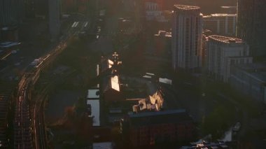 Deansgate Meydanı 'nda Gün Doğumu: Manchester' ın Şehir ve Tren Yolları 'nın Hava Görüntüsü